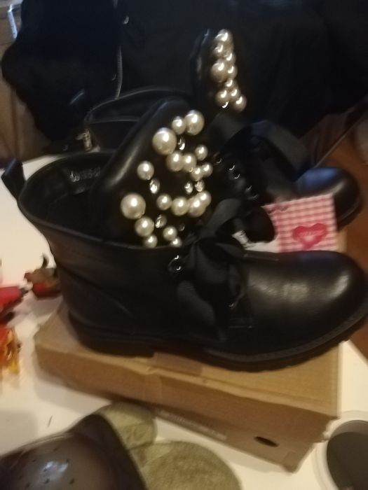 Nowe buty z koralikami ozdobnymi.