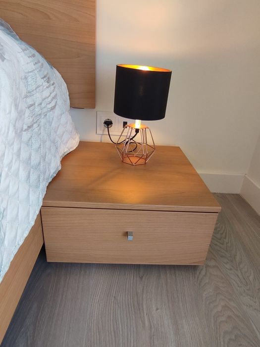 Cama de casal, com 2x mesas de cabeceira