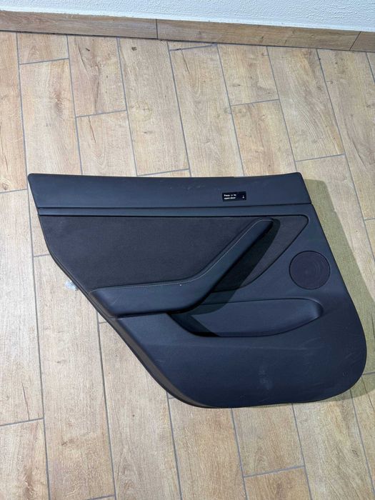 Карти дверей на Tesla Model 3/Y