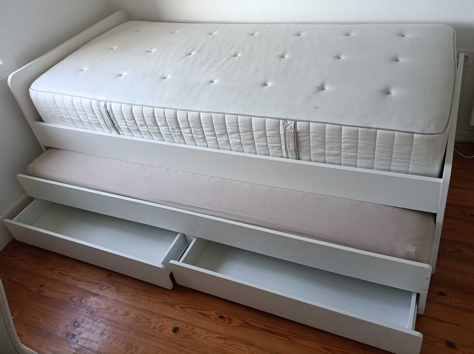 Camas, colchões e mesas de cabeceira