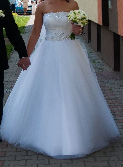 Suknia Ślubna zdobiona kryształkami