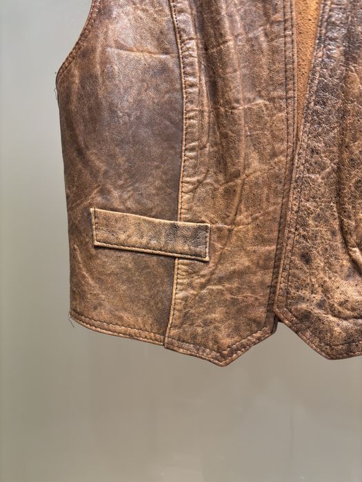 Colete em pele genuína.