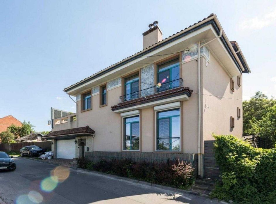 Продаж затишного маєтку в центрі Києва.