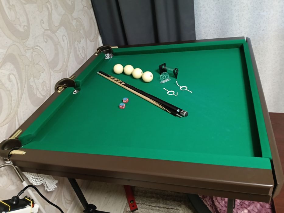 Більярдний стіл.