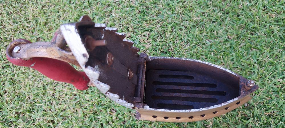 Ferro de engomar antigo