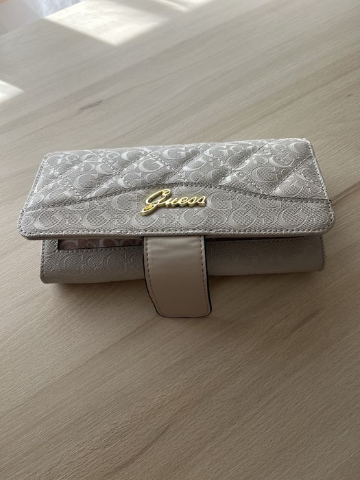 Carteira Guess em excelente estado.