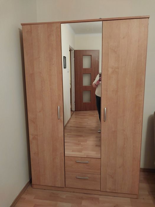 Szafa trzydrzwiowa z lustrem