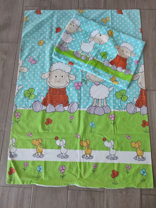 Kołdra i poduszka niemowlęca + dwa komplety pościeli
