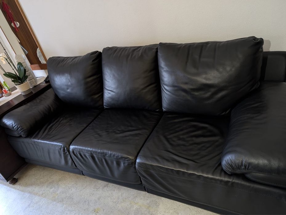 Sofá preto em pele