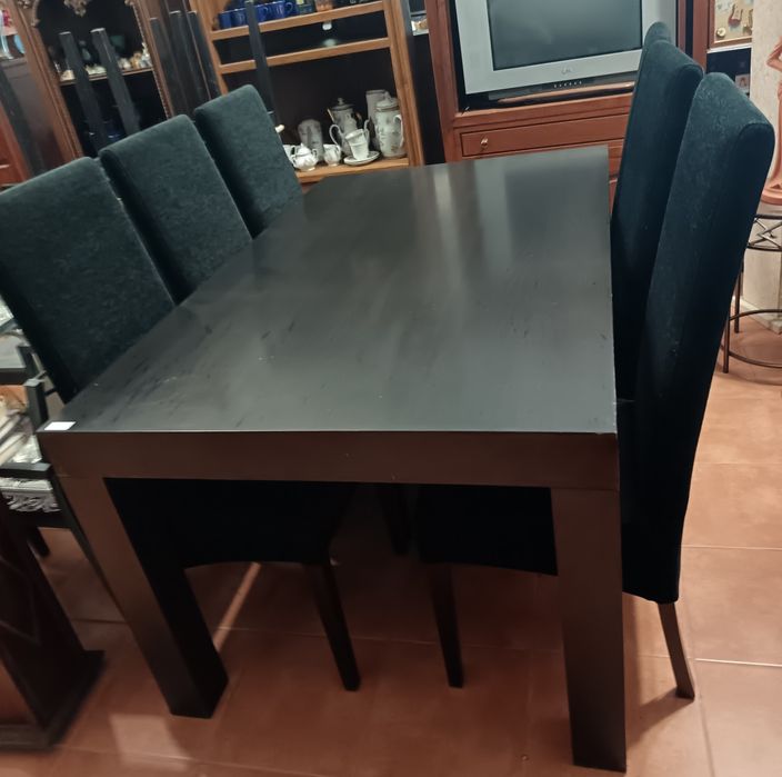 Mesa e cadeiras estofadas em preto