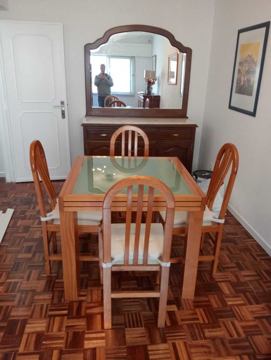 mesa de jantar com 4 cadeiras