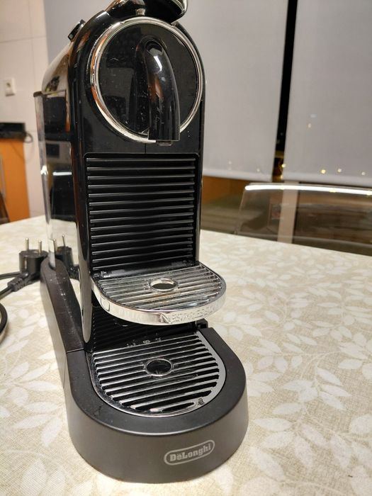 Maquina café NESPRESSO - delonghi - como nova