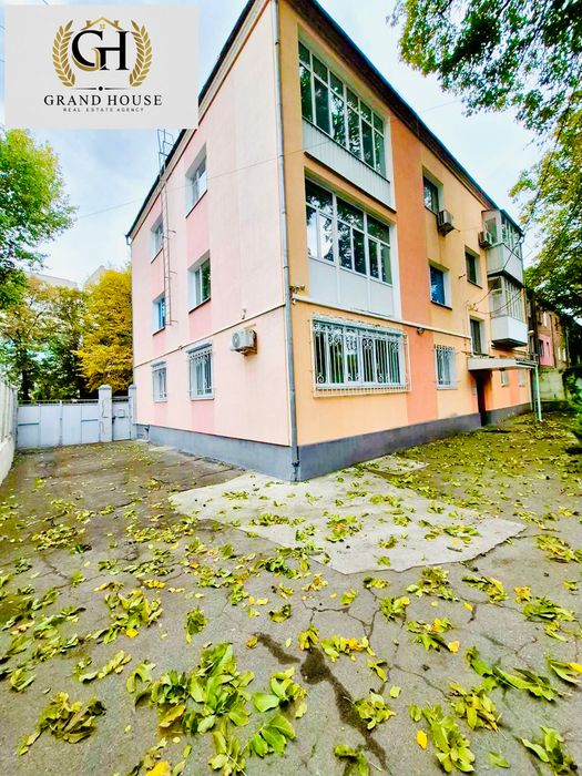 Продам елітну трикімнатну квартиру в центрі міста - 100 м².