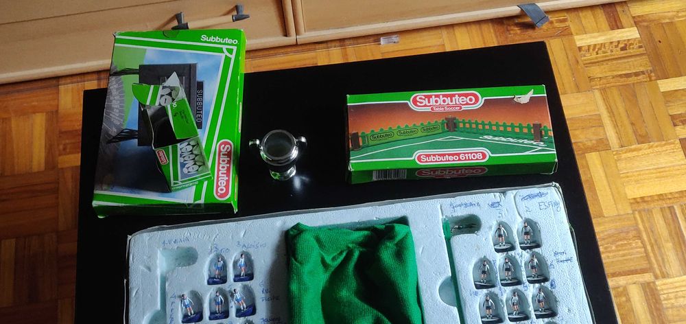 Fãs de Subbuteo este anúncio é para vocês :), ver fotos em anexo