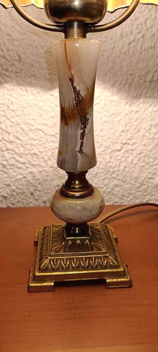 Lampka na onyksowej podstawce