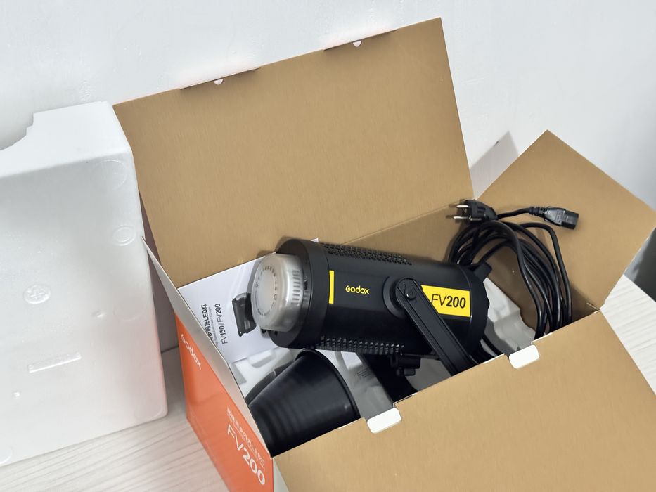Godox FV 200. Постійне світло та led спалах вспишка для фотостудії