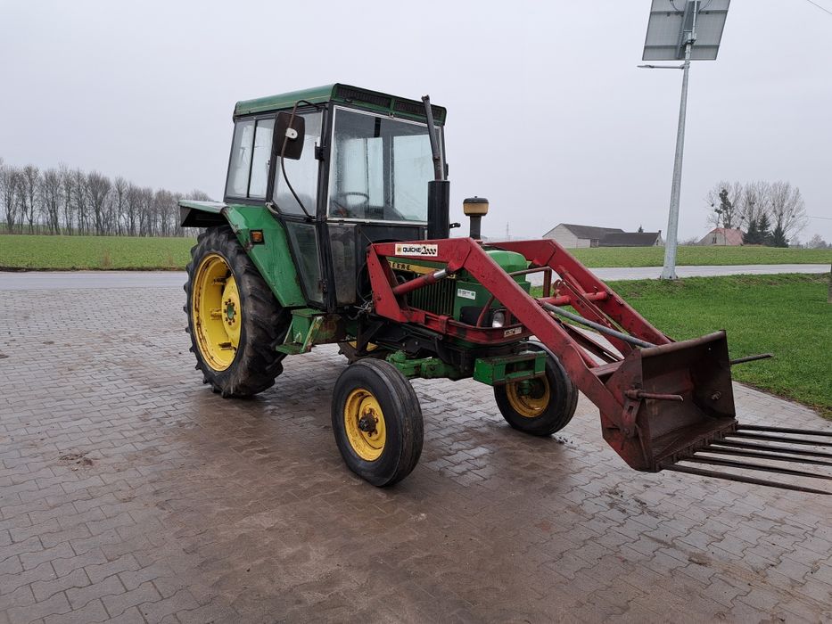 Ciągnik John Deere 2130 z ładowaczem czołowym Quicke