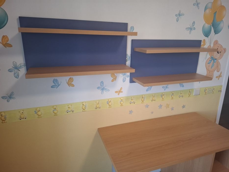 Quarto juvenil com cama secretária mesas cabeceira