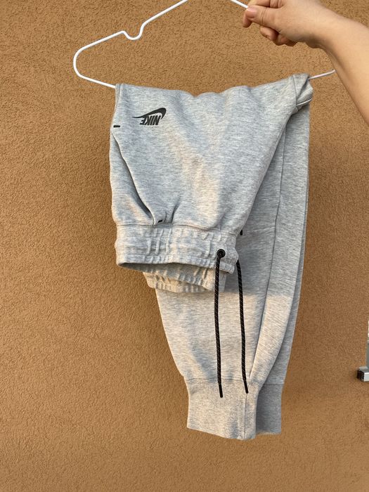 Fato de treino nike tech femenino, muito pouco uso, em otimo estado.