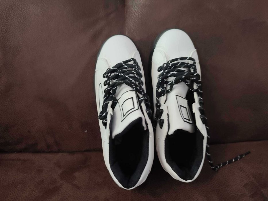 Białe buty sneakersy na platformie