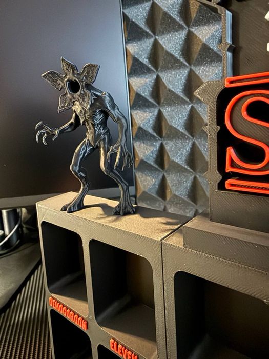 Підставка поличка для фігурок stranger things kinder