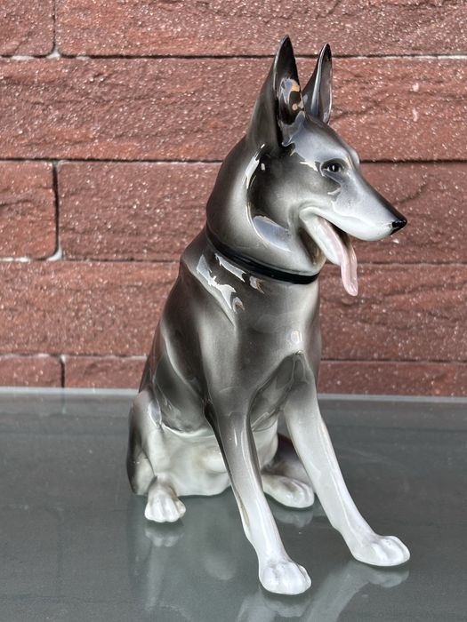 Figurka Psa(wysokiej klasy porcelana)wys 18 cm