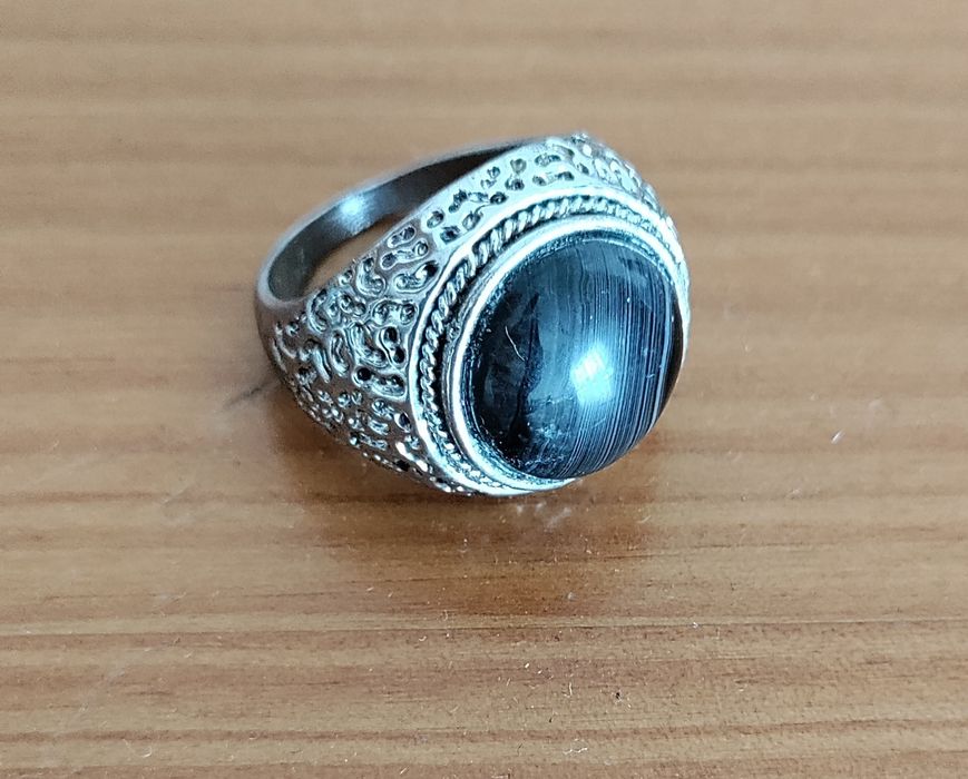 Poderoso anel com "pedra" negra