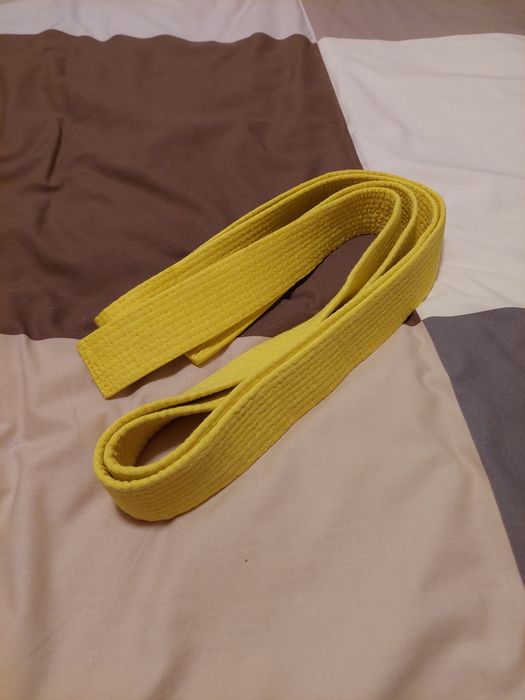 Fato de judo kimono e faixa amarela