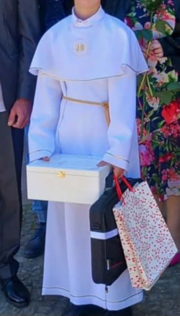 Sprzedam albę komunijna ,i garnitur komunijny
