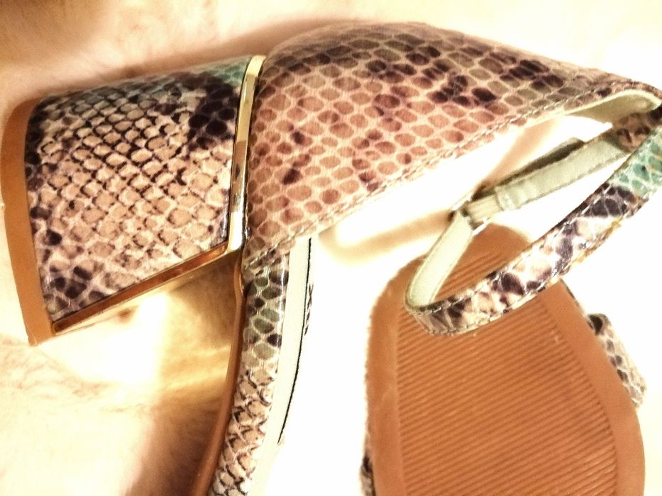 Sandália verde em pele