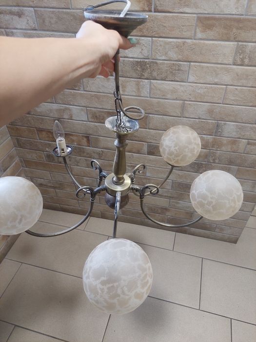 Żyrandol 5-ramienny z 3 szklanymi kloszami – klasyczny styl