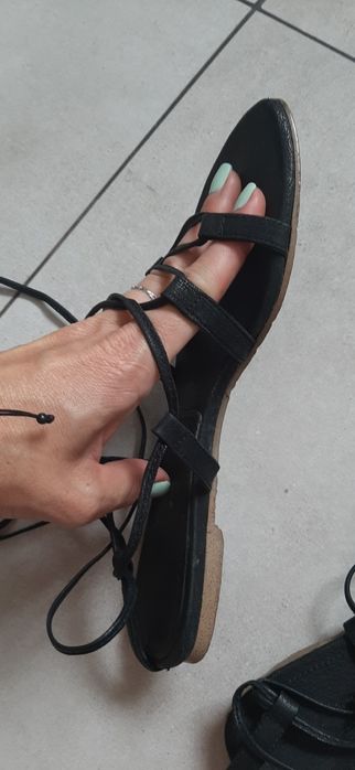 Czarne skórzane sandały wiązane na sznurk r.35-36i