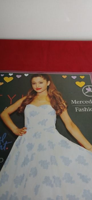 Poster Ariana Grande,  novo