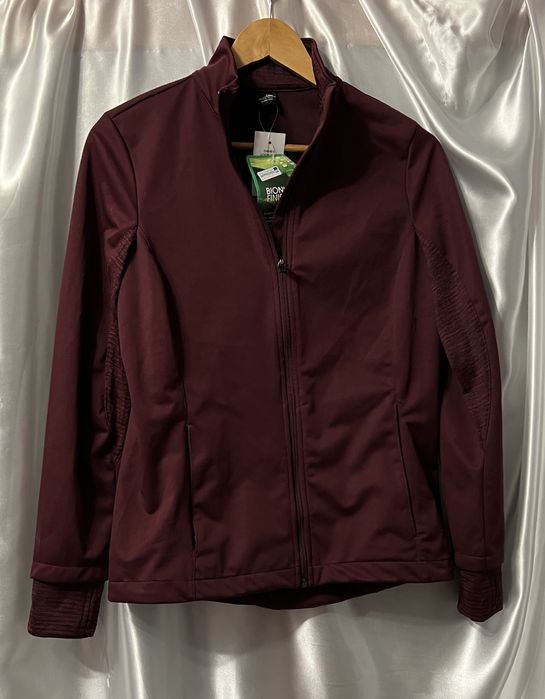 спортивна куртка бордового кольору виготовлена брендом Active Touc