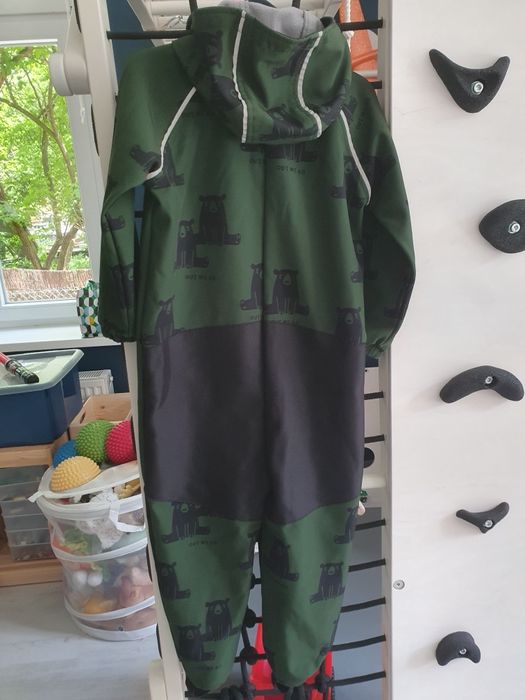 Out we go, Kombinezon Bobby’s Black Bear on Dark Green