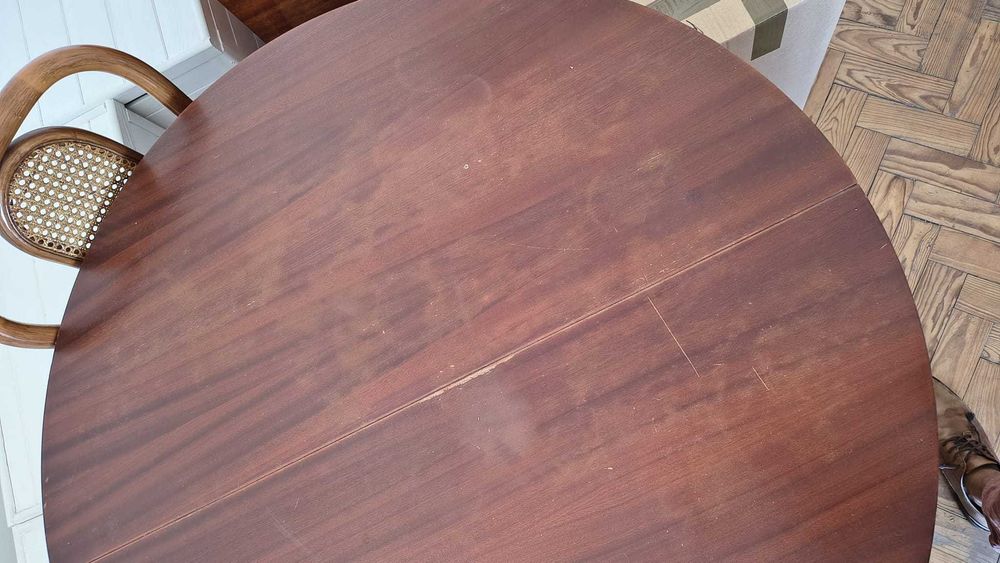 Mesa de jantar redonda em madeira