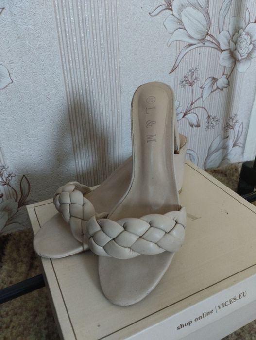 Жіночі шльопанці на каблуку