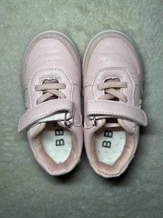 Взуття ( кросівки) для дівчаток