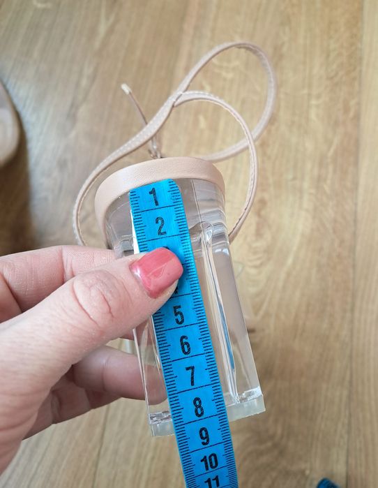 Бежевые женские босоножки на прозрачном каблуке с завязками