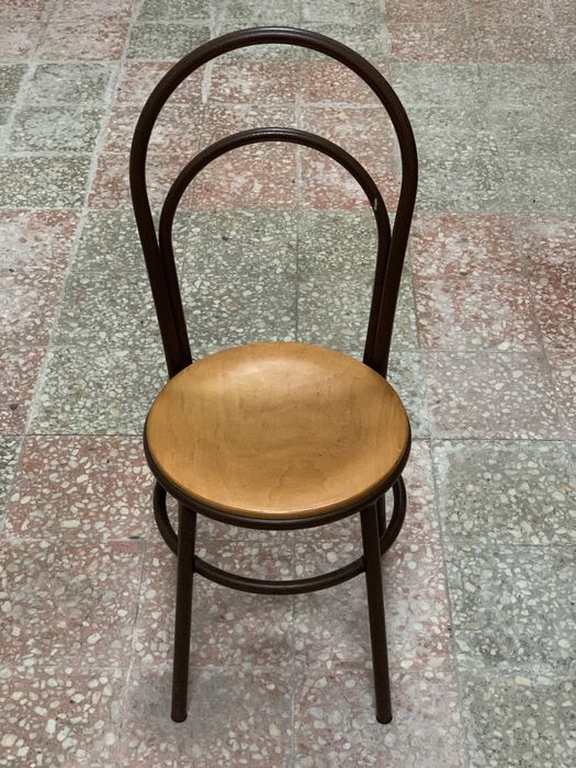 Vendo Mesas e cadeiras usadas, em ferro.