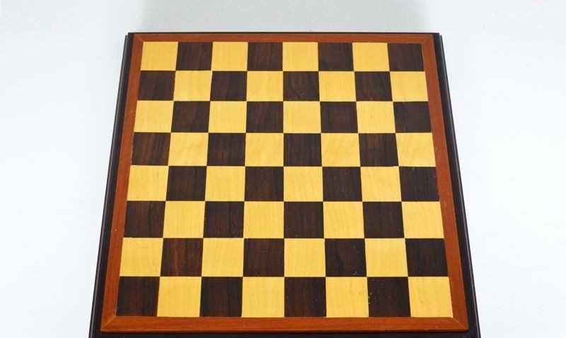 Tabuleiro de xadrez antigo em Pau Santo