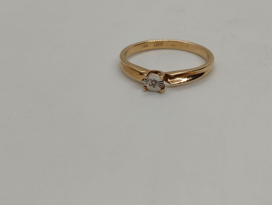 Золотое кольцо с бриллиантом 1.86 грамма 16.8 размер
