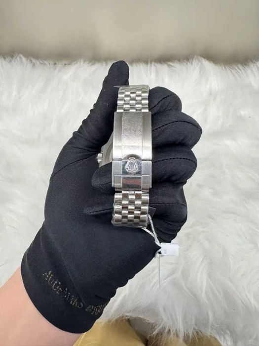 nowy modny zegarek analogowy