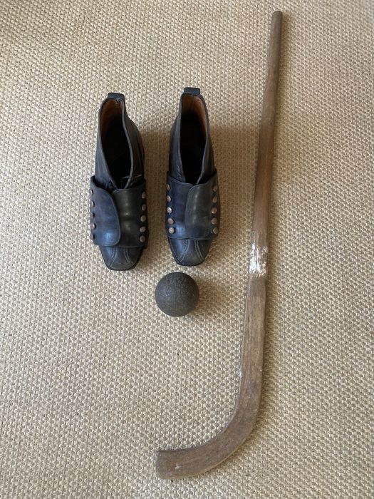 Botas, taco e bola de Hóquei anos 50