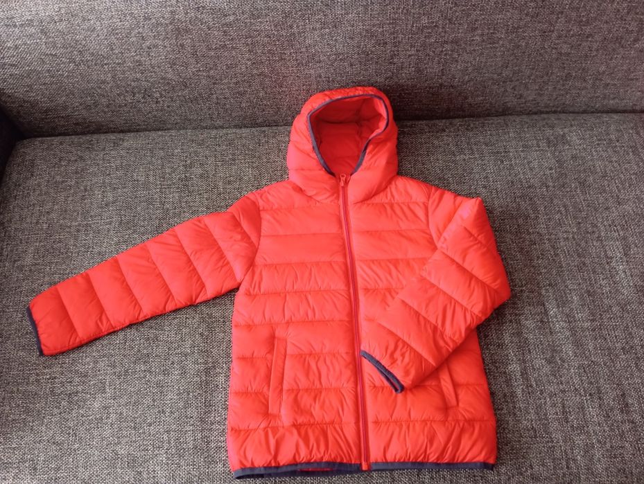 Яскраво-червона куртка