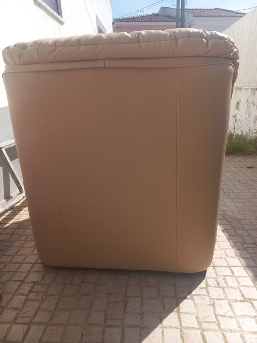 Sofa infividual bege em pele