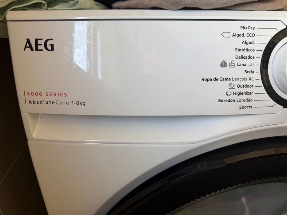 Máquina de Secar Roupa AEG Série 8000 AbsoluteCare 8kg Bomba de Calor TR838A40B