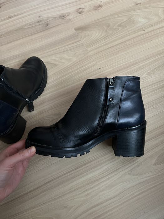 Czarne skórzane botki na słupku