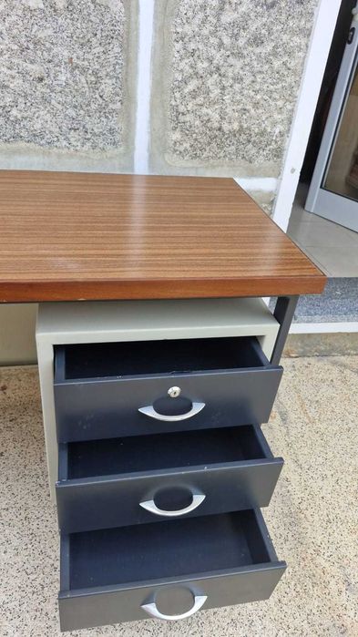 Várias secretarias bom estado