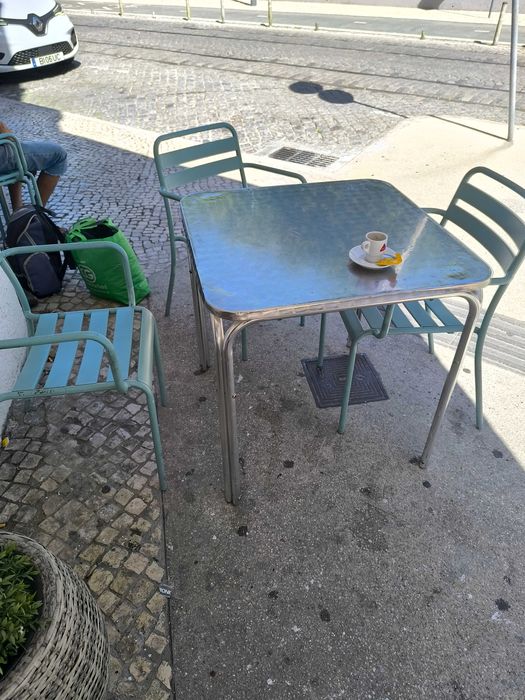 Esplanada 6 mesas 17 cadeiras